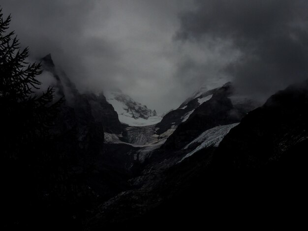 Photo scenic view of mountains against cloudy sky during winter