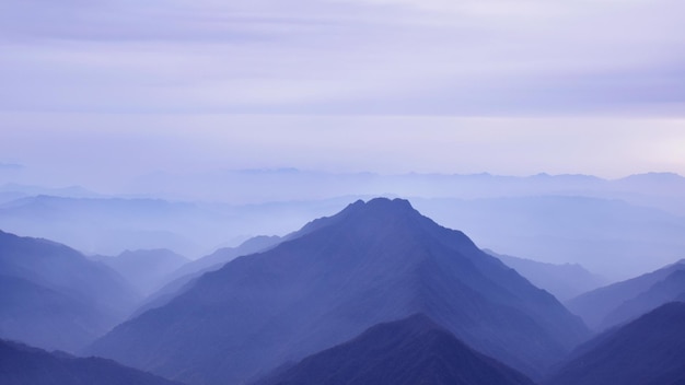 霧の天候で雲の空を背景に山の景色