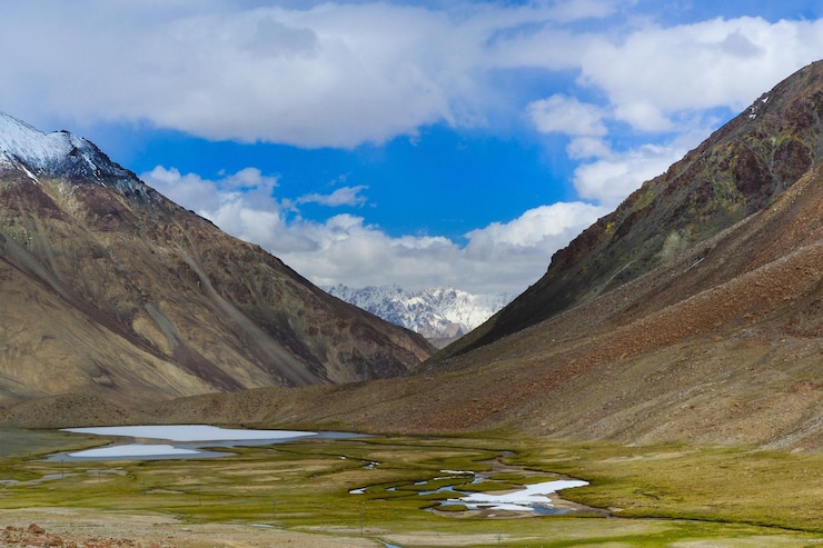 फोटो scenic view of mountains against cloudy sky at leh ladakh