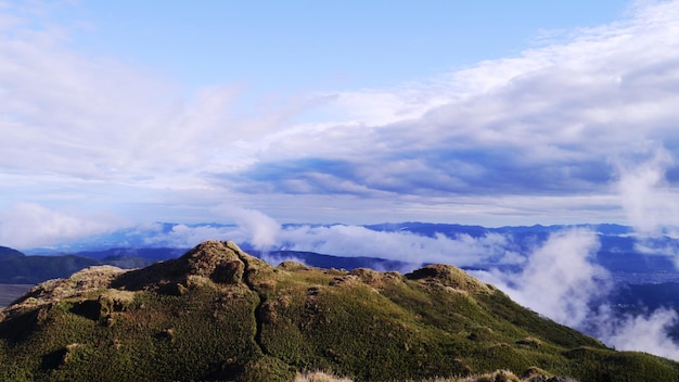 雲の空に囲まれた山の景色