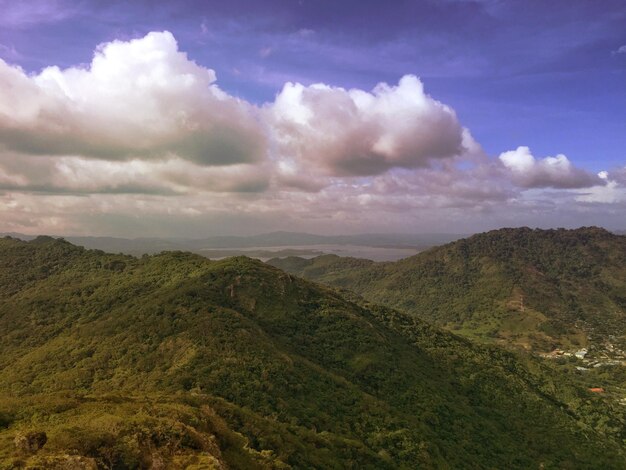 Photo scenic view of mountains against cloudy sky