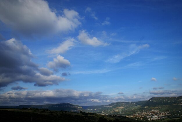 Foto la vista panoramica delle montagne contro un cielo nuvoloso