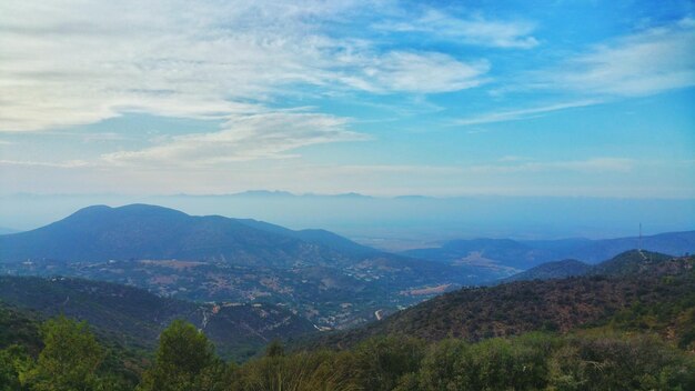 Foto la vista panoramica delle montagne contro un cielo nuvoloso