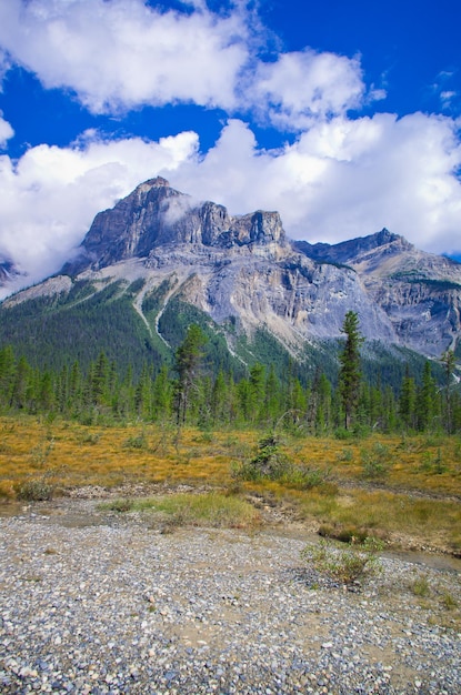 Photo scenic view of mountains against cloudy sky