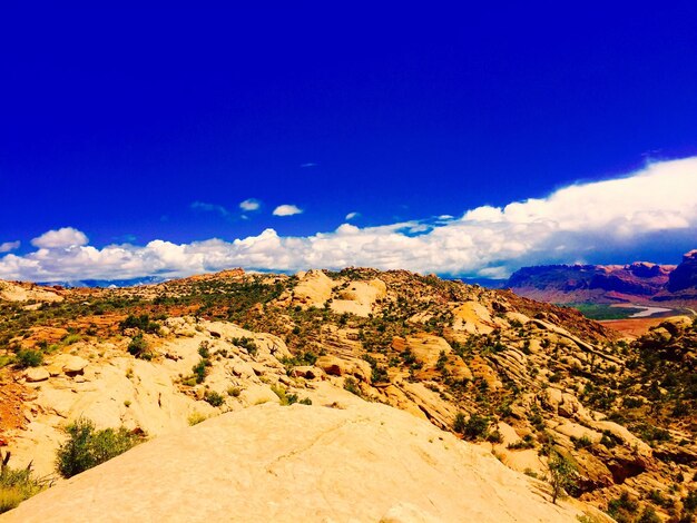 Photo scenic view of mountains against cloudy sky