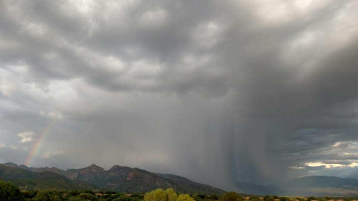 Photo scenic view of mountains against cloudy sky
