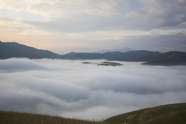 Foto la vista panoramica delle montagne contro un cielo nuvoloso