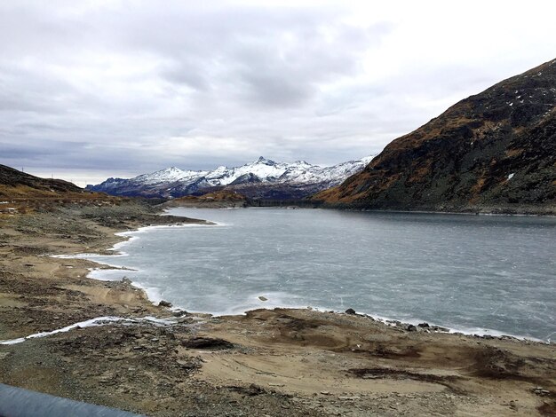 Photo scenic view of mountains against cloudy sky