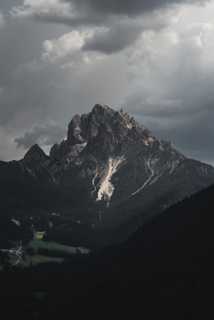 Photo scenic view of mountains against cloudy sky