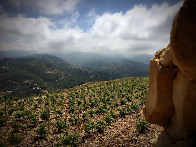 Photo scenic view of mountains against cloudy sky