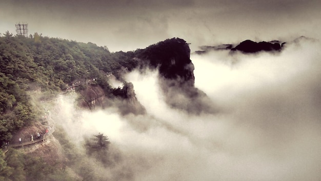 Foto la vista panoramica delle montagne contro un cielo nuvoloso