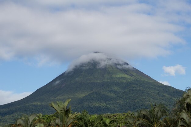 Photo scenic view of mountains against cloudy sky