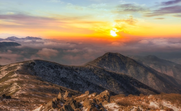 壮大な空の背後にある山の景色