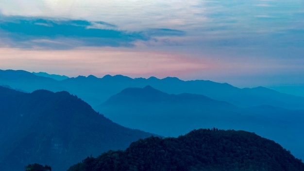 夜明けの空に照らされた山の景色