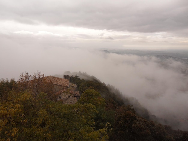 Foto la vista panoramica delle montagne contro il cielo durante l'autunno