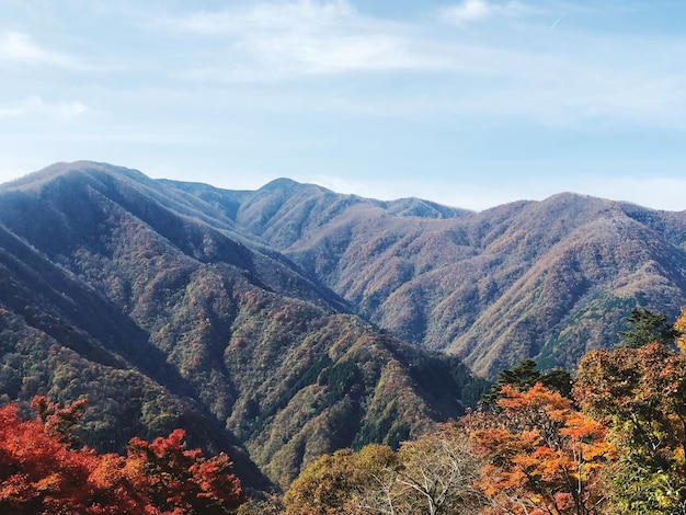 Photo scenic view of mountains against sky during autumn