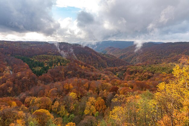 Photo scenic view of mountains against sky during autumn