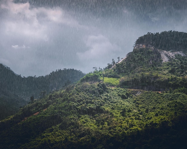 Photo scenic view of mountains against sky during rainy season