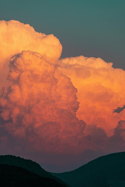 Photo scenic view of mountains against sky during sunset