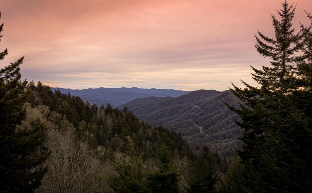 Photo scenic view of mountains against sky during sunset