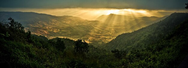 Photo scenic view of mountains against sky during sunset