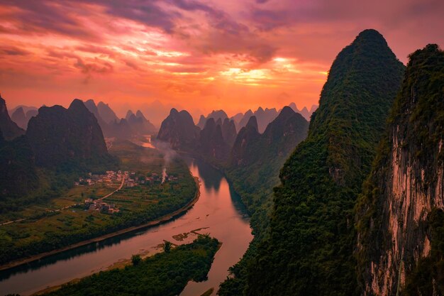 Foto la vista panoramica delle montagne contro il cielo durante il tramonto