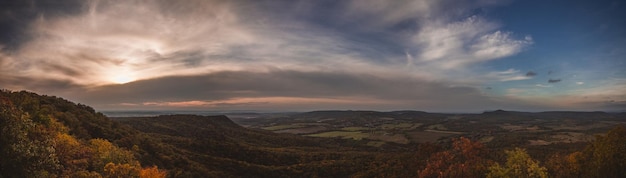 Photo scenic view of mountains against sky during sunset