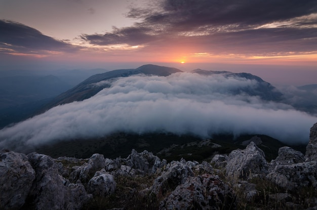 Photo scenic view of mountains against sky during sunset