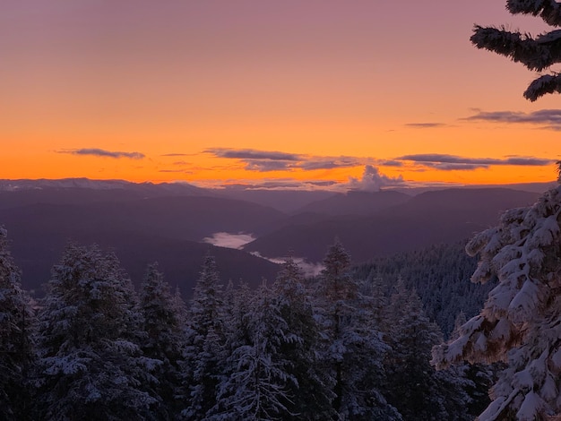 Photo scenic view of mountains against sky during sunset