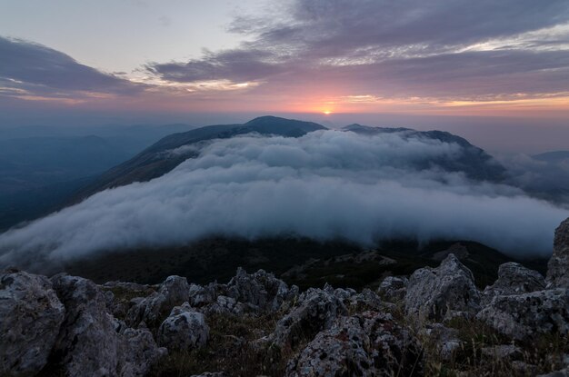 Photo scenic view of mountains against sky during sunset