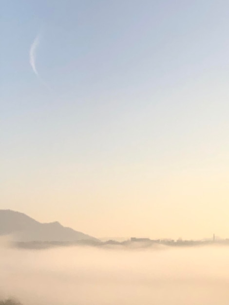 Photo scenic view of mountains against sky during sunset