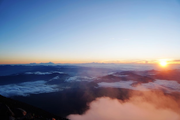 Foto la vista panoramica delle montagne contro il cielo durante il tramonto