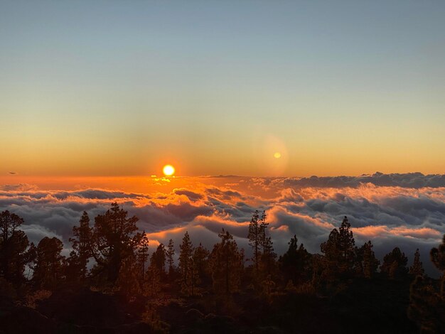 Photo scenic view of mountains against sky during sunset