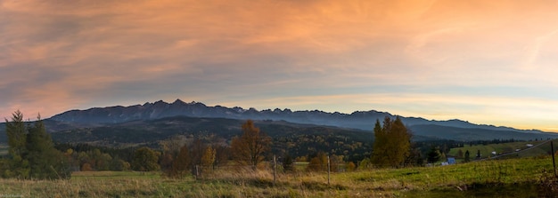 Foto vista panoramica delle montagne contro il cielo durante il tramonto