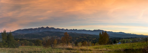 Photo scenic view of mountains against sky during sunset