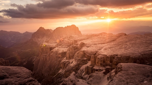 Photo scenic view of mountains against sky during sunset