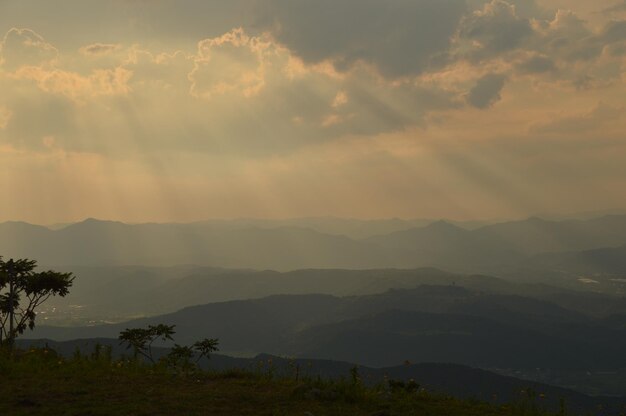 Photo scenic view of mountains against sky during sunset