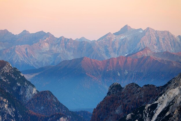 Photo scenic view of mountains against sky during sunset