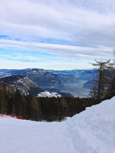 Foto la vista panoramica delle montagne contro il cielo durante l'inverno