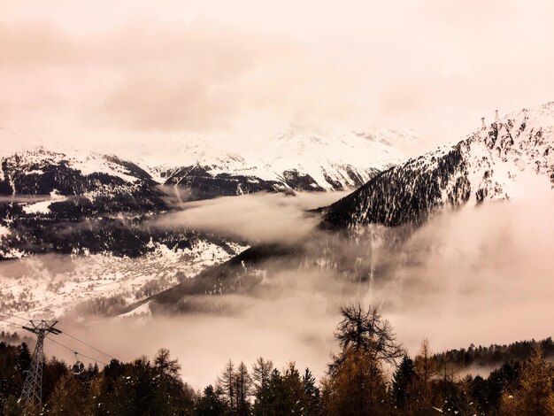 Photo scenic view of mountains against sky during winter