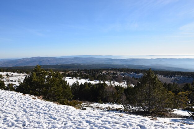 Foto la vista panoramica delle montagne contro il cielo durante l'inverno