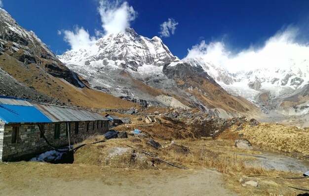 Photo scenic view of mountains against sky during winter