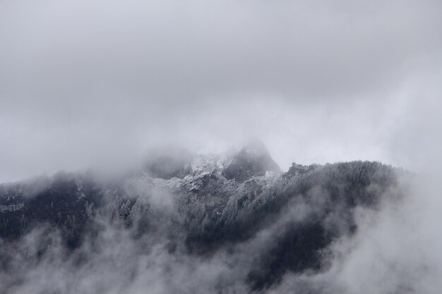 Photo scenic view of mountains against sky during winter