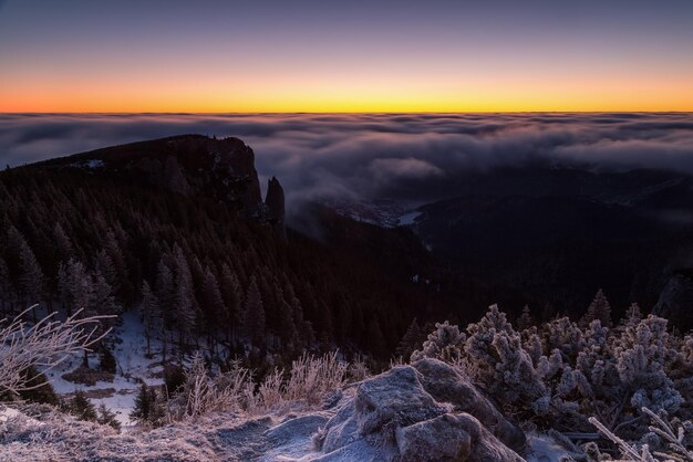 Foto la vista panoramica delle montagne contro il cielo durante l'inverno