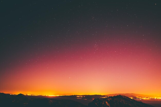 Photo scenic view of mountains against sky at night