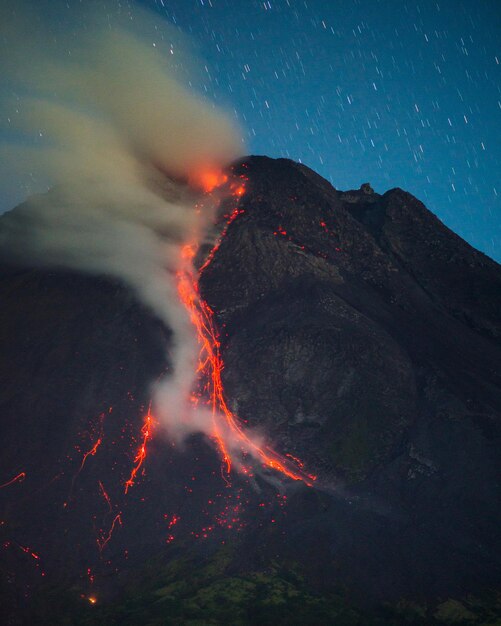 Photo scenic view of mountains against sky at night