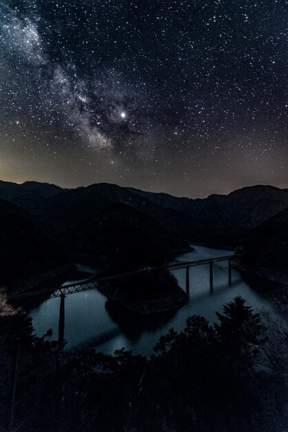 Foto la vista panoramica delle montagne contro il cielo notturno