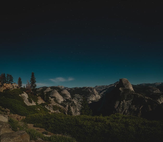 Photo scenic view of mountains against sky at night