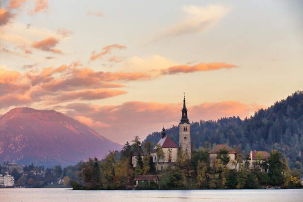 Photo scenic view of mountains against sky at sunset