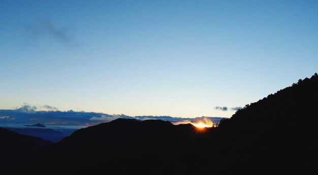 Foto la vista panoramica delle montagne contro il cielo al tramonto